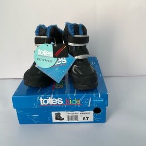 NWT/in box  Kids Totes winter boots